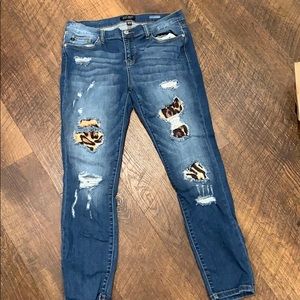 Jeans with leopard hole patches